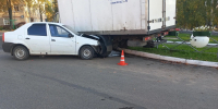 В Кирово-Чепецке 18-летний водитель направил авто под фургон и попал в больницу - Prochepetsk.ru
