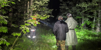 Поисковики с фонарями в ночном лесу - 168.Ru