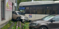 В Сиверском автобус врезался в припаркованные автомобили - Гатчинская служба новостей