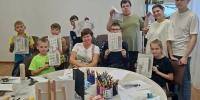 В центре «Возвращение» художники из Санкт-Петербурга научили семьи создавать картины из графитовой пыли - Министерство труда и соцзащиты