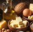 На деревянной поверхности разложены продукты, богатые жирами: авокадо, сыры, кокос, яйца, орехи, семечки и масло. - Коркинский муниципальный округ