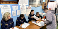 Голосование среди лиц, содержащихся в учреждениях и находящихся под контролем УФСИН России по Тверской области, было организовано в строгом соответствии с действующим законодательством. Участие в голосовании принимали граждане России, содержащиеся под стражей в следственных изоляторах, находящиеся в Областной больнице УФСИН, отбывающие наказание на участках, функционирующих как исправительные центры при ИК-1 (г. Тверь), ИК-4 (г. Торжок) и ИК-6 (г. Бежецк), а также состоящие на учете в уголовно-исполнительной инспекции. Всех избирателей предварительно ознакомили с правилами проведения выборов и программами кандидатов. В СИЗО-1 (г. Тверь) был создан временный стационарный избирательный участок. СИЗО-3 (г. Ржев), Областная больница УФСИН (г. Торжок) в связи с небольшим количеством голосующих были прикреплены к соответствующим городским избирательным участкам. На голосовании в СИЗО-1 присутствовал наблюдатель от региональной Общественной палаты. Областную больницу в период проведения голосования посетил наблюдатель от одного из кандидатов. Осужденные к принудительным работам, отбывающие наказание на участках, функционирующих как исправительные центры, проголосовали на избирательных участках, к которым адресно относятся УФИЦ. Также на своих избирательных участках смогли проголосовать граждане, состоящие на учете уголовно-исполнительной инспекции. Сотрудники и работники УФСИН России по Тверской области также приняли участие в голосовании. - УФСИН