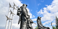Памятник участникам специальной военной операции в Кызыле дополнила композиция с летящими журавлями - Правительство Республики Тыва