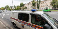 В Новосибирске спасатели освободили палец девочки из цепочки качелей - КП-Новосибирск