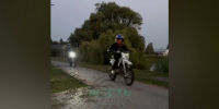 Под Воронежем мотоциклисты гоняют по дорожкам парка среди гуляющих детей: видео - РИА Воронеж
