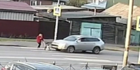 Ребенка выкатила впереди: кадры жуткого ДТП попали на видео - СуперОмск