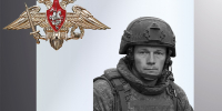 Черно-белый портрет мужчины в военной экипировке и шлеме рядом с эмблемой двуглавого орла. - 168.Ru