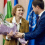 Стефан Перевалов поздравил педагога ДХШ Елену Фёдорову с присвоением почётного звания - Администрация города