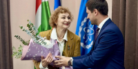 Стефан Перевалов поздравил педагога ДХШ Елену Фёдорову с присвоением почётного звания - Администрация города
