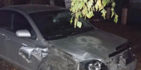 В Камне-на-Оби автомобиль повалил столб на жилой дом, спровоцировав пожар - Каменские новости