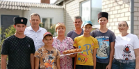 В хуторе Коржевском поздравили многодетных жителей с Днем кубанской семьи. - Газета Заря Кубани