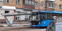 В центре Красноярска автобус снес остановку - Комсомольская Правда