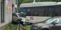 В Сиверском автобус снес легковушку и полетел в магазин с перинами - 47 новостей