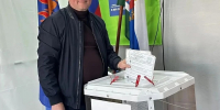 Глава Дегтярска Вадим Трофимов проголосовал на выборах - Городской округ Дегтярск