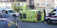 Машина реанимации перевернулась в центре Екатеринбурга - ГТРК Урал