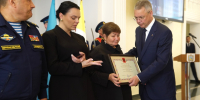 ГУБЕРНАТОР ВЛАДИМИРОВ ВРУЧИЛ НАГРАДУ СЕМЬЕ ГЕРОЯ РОССИИ - Губернатор