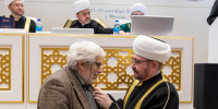 Награды за труд на благо уммы. Председатель ДУМ РФ Главный Муфтий Шейх Равиль Гайнутдин вручил награды мусульман России - Совет муфтиев России