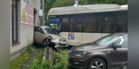 В Сиверском автобус впечатал легковушку в дом - ЛенТВ24
