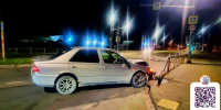 Мужчина на Toyota Vista снес дорожное ограждение в Южно-Сахалинске - News.Astv.Ru