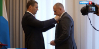 Дмитрий Демешин вручил медаль «За доблесть в специальной военной операции» Сергею Будкину - ГТРК Дальневосточная
