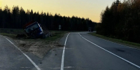 Тягач с прицепом опрокинулся на объездной дороге в Сыктывкаре - Bnkomi.Ru