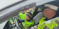 Дети в световозвращающих жилетах в салоне патрульного автомобиля рядом с полицейским - 168.Ru