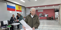 Голосует ветеран Великой Отечественной войны 96-летний Виталий Сергеев. Фото Андрея Сергеева - Будущее зависит от нас. Кто и почему пришел на избирательные участки Новочебоксарска:  Выборы-2026 - Газета Грани