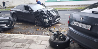 Lexus «протаранил» несколько припаркованных машин на улице Советской в Пскове. ФОТО - Pln-Pskov.Ru