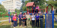 Яркими красками заиграла детская площадка возле Каменнобродского Дома детского и юношеского творчества - Город Луганск