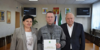 Две женщины и мужчина позируют в зале, держа папку с документами и ключи - 168.Ru
