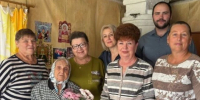 Депутат ЛДПР Роман Атмахов поздравил долгожительницу со 100-летием - ЛДПР