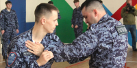 В Новосибирске для студентов профильной группы вневедомственной охраны Росгвардии проведен мастер-класс по физической подготовке - Росгвардия