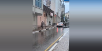 В Алуште обломок кровли повредил припаркованный автомобиль - КрымИнформ