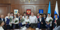 В Ульяновске 13 активистов получили из рук главы города первые в жизни паспорта - Комсомольская правда