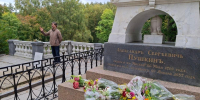 «Пируйте же, пока ещё мы тут!»: актёры «Пушкинской школы» выступили с чтецкой программой в Святогорском монастыре - Pln-Pskov.Ru