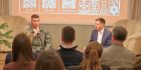 В Представительстве Вологодской области в Москве состоялась встреча с боксёром Алексеем Папиным - Вологда.РФ