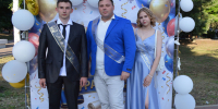 Даниил Дядченко, классный руководитель Анатолий Сировежко и Дарья Омельченко в Центральном парке перед началом единого районного выпускного бала/ фото из архива редакции. - Газета Авангард