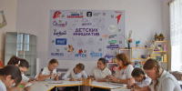 Советник директора по воспитанию Зоя Медведева и ученики в «Центре детских инициатив» пишут письма в зону СВО. - Газета Авангард