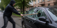 В Хангаласском районе мужчина разбил зеркала и лобовое стекло чужой машины, которая перекрыла ему выезд - ИА SakhaTime