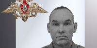 Черно-белый портрет мужчины в военной форме рядом с эмблемой; внизу указаны имя и годы 1971–2026 - 168.Ru