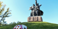 Делегация из Москвы и глава Хакасии возложили цветы к мемориалу воинской славы в Абакане - Газета Хакасия