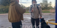 Парень с собакой живёт уединённо в лесополосе на окраине Калининграда | Фото: Геннадий Татаренко - Klops.Ru