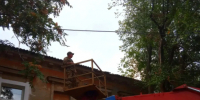 В Новочеркасске убрали дерево, упавшее на крышу дома после урагана два месяца назад - Панорама