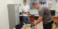 Задержанный юноша с наркотиками / Фото: пресс-служба транспортной полиции Сибири - ИА Амител