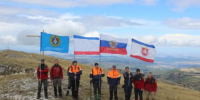 Флаг Крыма развевается на вершине горы Чатыр-Даг - Вести Крым