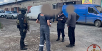 ФСБ, МВД и ОМОН задержали мигранта при проверке торговых точек в Петрозаводске - StolicaOnego.Ru