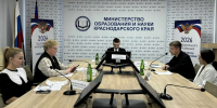 На фото — заседание в Министерстве образования и науки Краснодарского края: участники в деловой обстановке сидят за длинным столом с микрофонами, мониторами и документами, на фоне — символика ведомства и баннеры с указанием 2026 года. - Министерство образования и науки