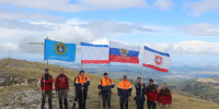 Сотрудники МЧС Крыма подняли флаг республики на вершину горы Чатыр-Даг - Комсомольская правда