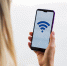 krupnym-planom-zensina-smotrit-na-telefon-min - РИА 7 Новостей