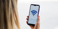 krupnym-planom-zensina-smotrit-na-telefon-min - РИА 7 Новостей